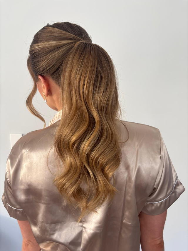 Soft honey ponytail with waves for a bridal look