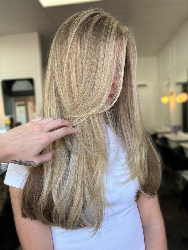 Sunkissed blonde foils with long straight layers