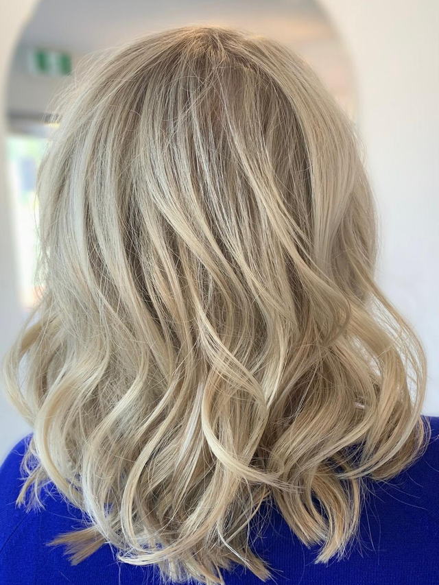 Beige blonde highlights with mid-length waves